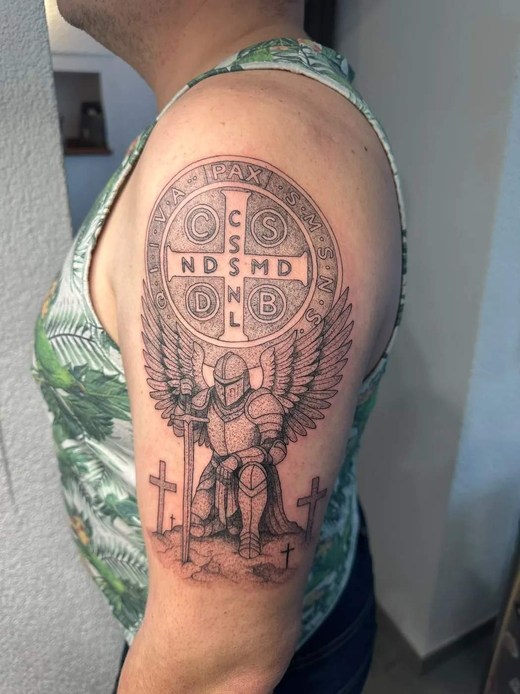 Ritter mit Engelsflügeln und Benediktus-Medaille am Oberarm, Dotwork — Tschenky, Alpenstich
