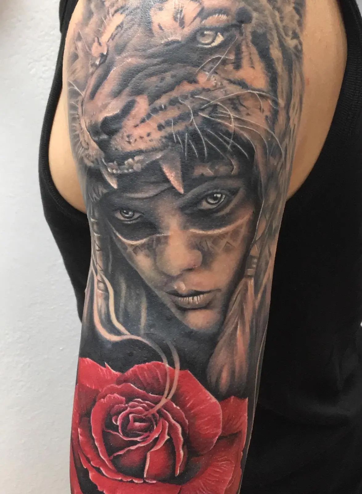 Tigerfrau mit roter Rose als Oberarm-Sleeve im Realismus — Han, Alpenstich