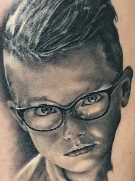 Fotorealistisches Kinderportrait mit Brille in Black & Grey — Han, Alpenstich