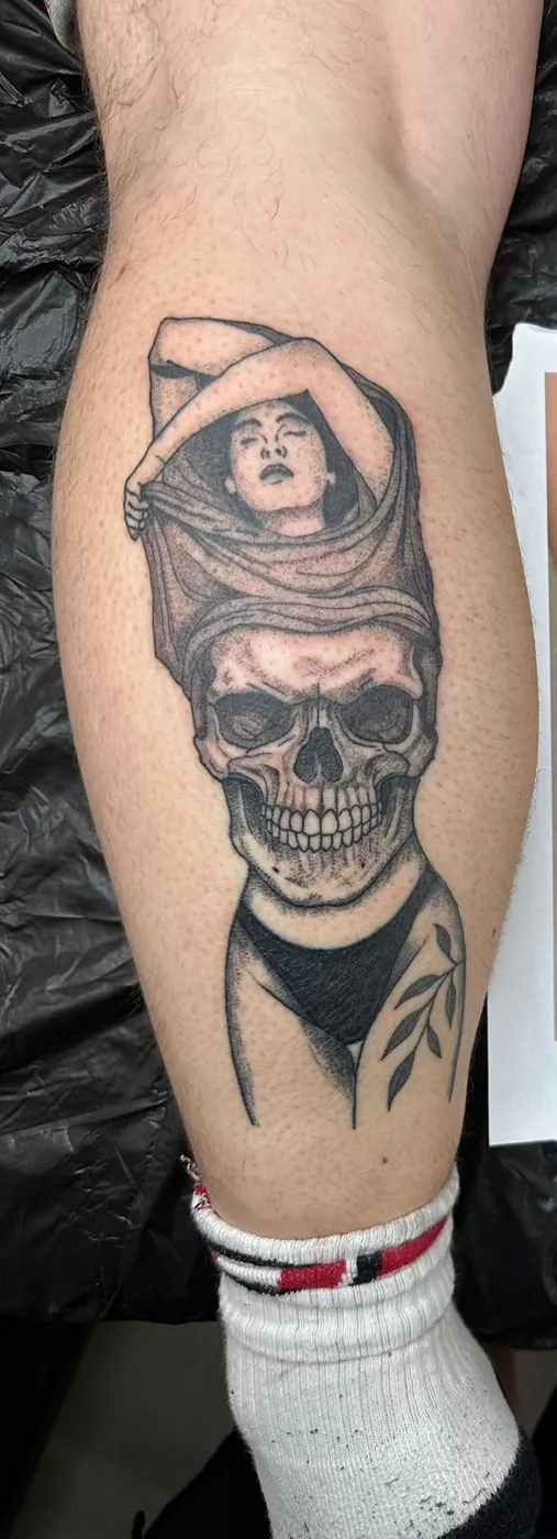 Totenkopf mit Frauenfigur und Tuch an der Wade, Dotwork und Black & Grey — Tschenky, Alpenstich