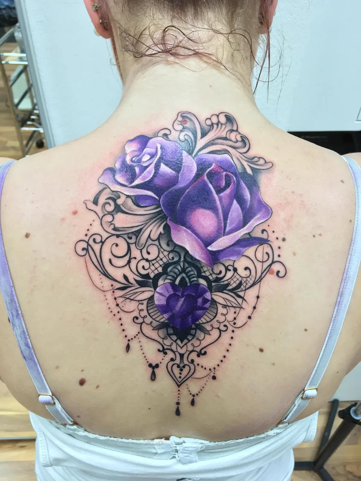 Lila Rosen mit Spitzen-Ornament und Edelstein im oberen Rücken — Han, Alpenstich