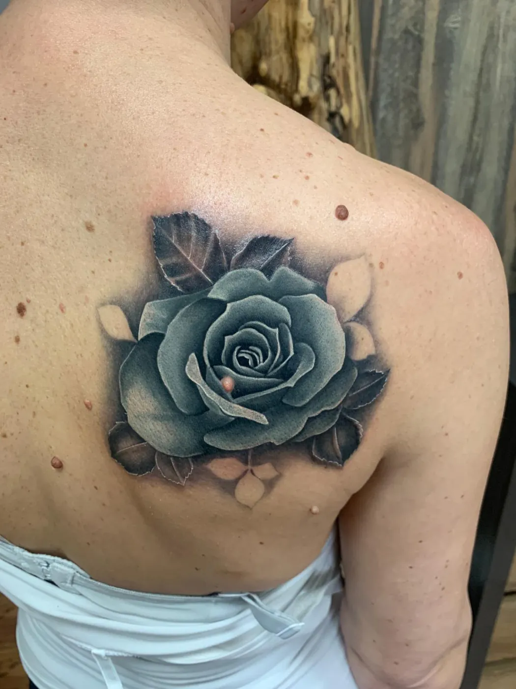 Realistische Rose mit Blättern auf dem Schulterblatt — Han, Alpenstich