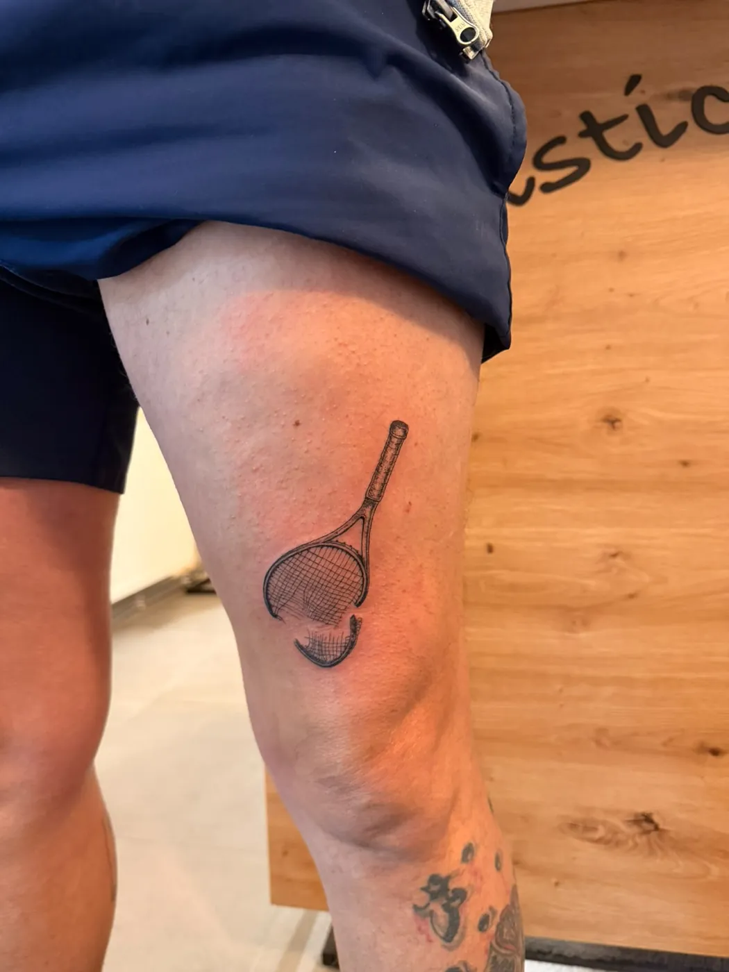 Tennisschläger in feiner Linienarbeit am Oberschenkel — Tschenky, Alpenstich