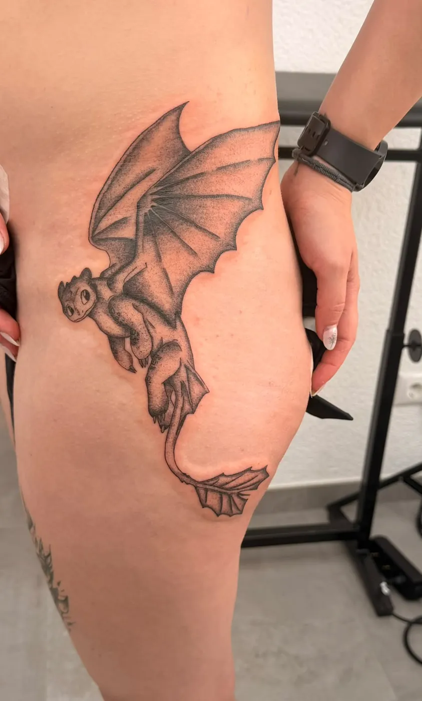 Drache im Dotwork-Stil an der Hüfte — Tschenky, Alpenstich