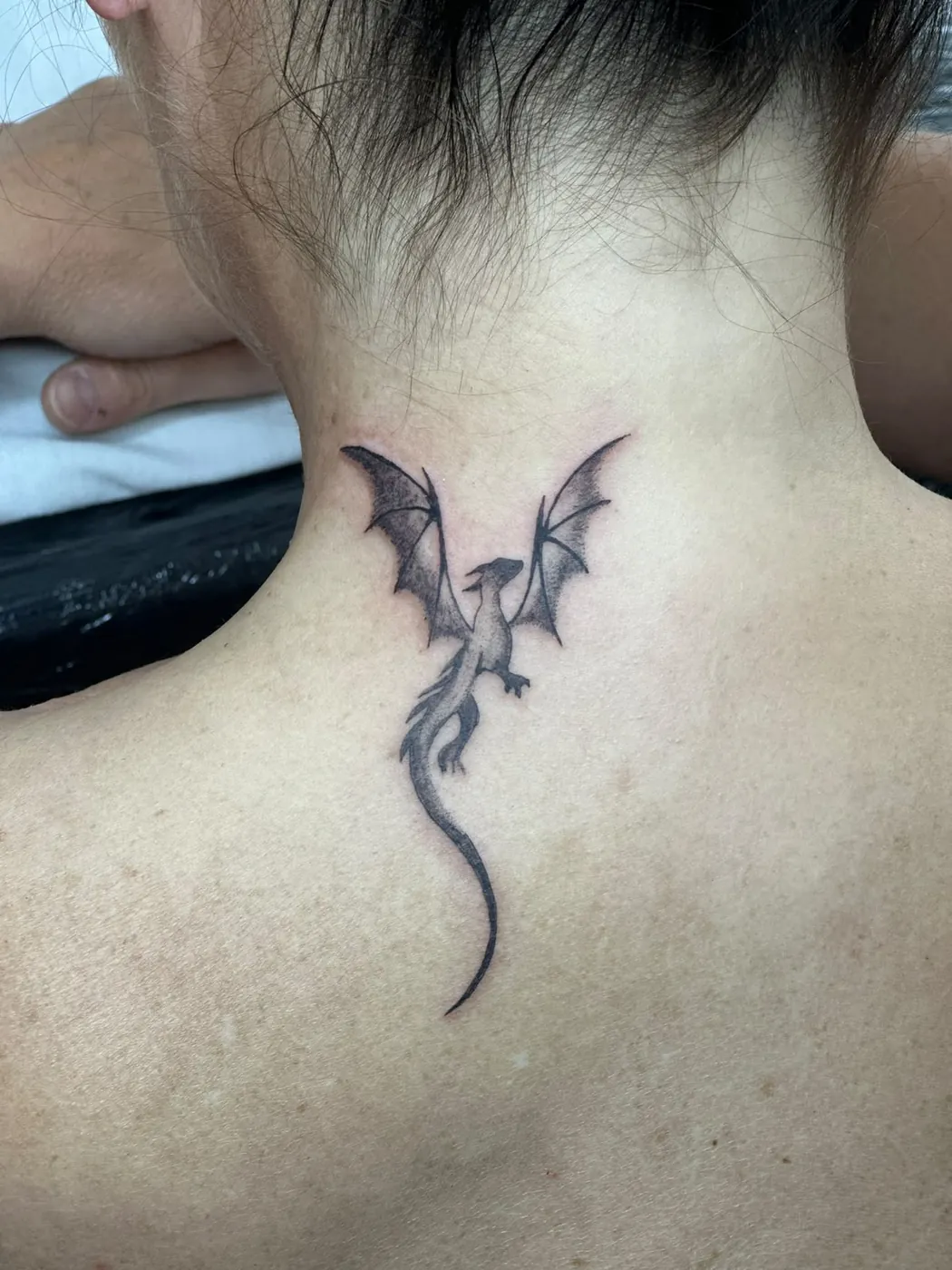 Feiner Drache im Nacken in Black & Grey — Tschenky, Alpenstich