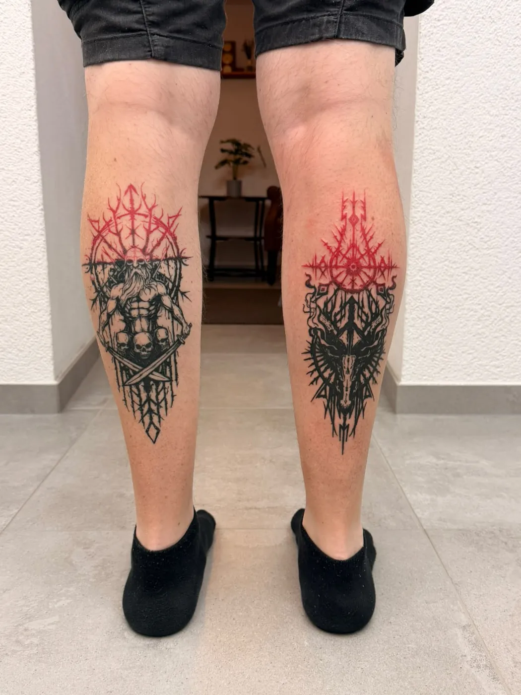 Dark-Art Waden-Paar mit Runen, Zauberkreisen in Rot und Schwarz — Tschenky, Alpenstich