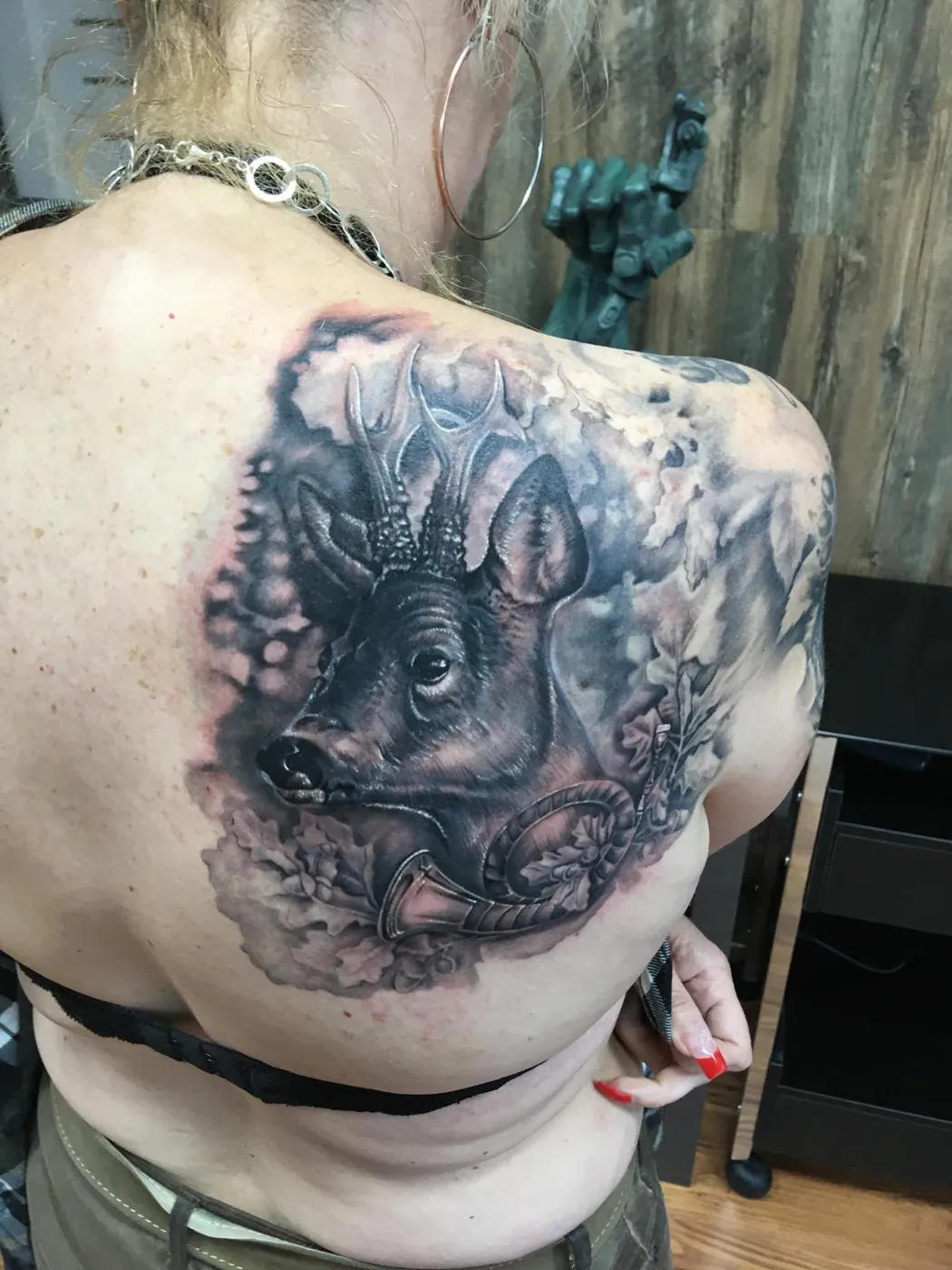 Rehbock mit Eichenlaub und Jagdhorn auf dem Rücken, Black & Grey Realismus — Han, Alpenstich