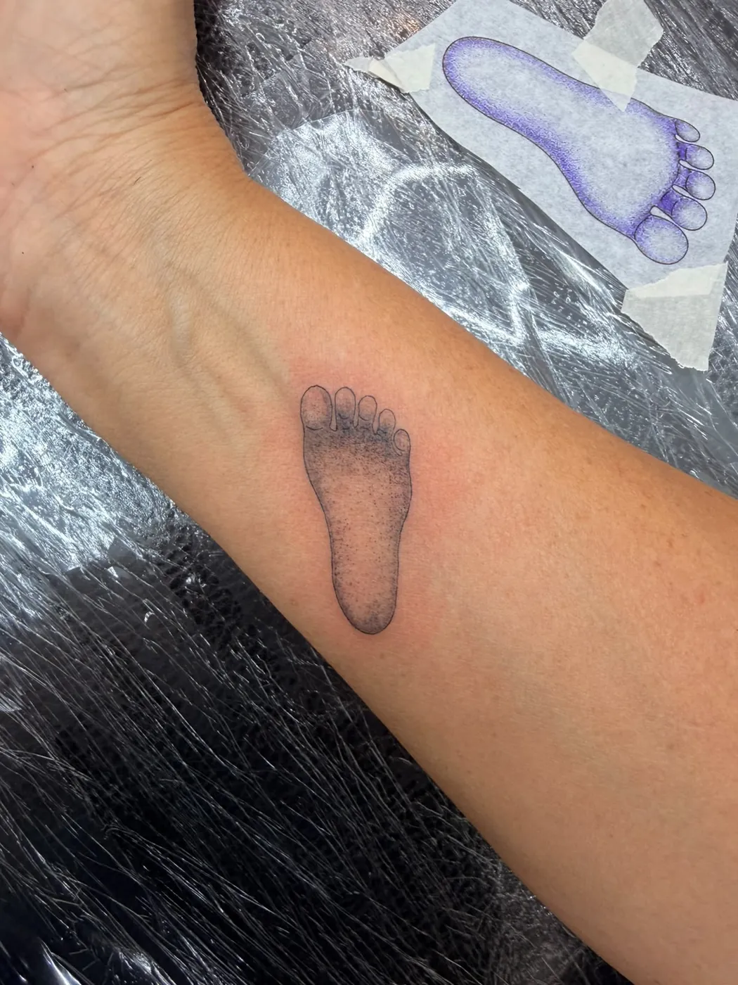 Babyfuß-Abdruck in Dotwork am Handgelenk — Tschenky, Alpenstich