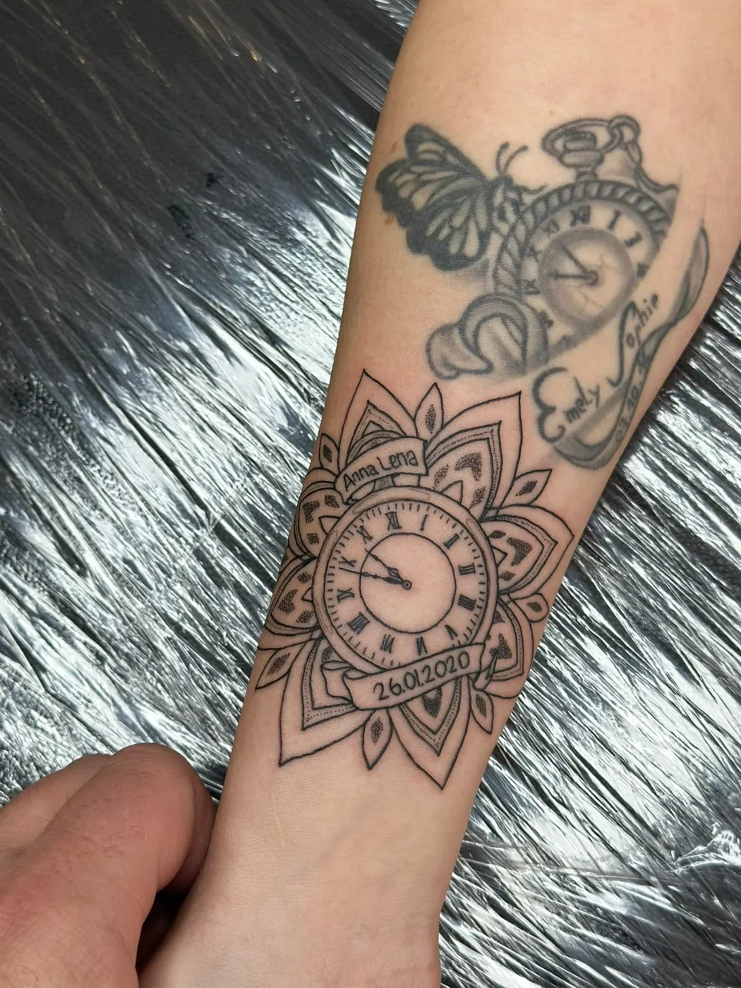 Taschenuhr mit Mandala und Banderolen am Unterarm — Tschenky, Alpenstich